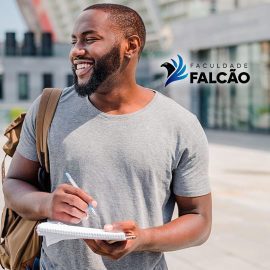 Estudante-Faculdade-Falcao-Sorrindo