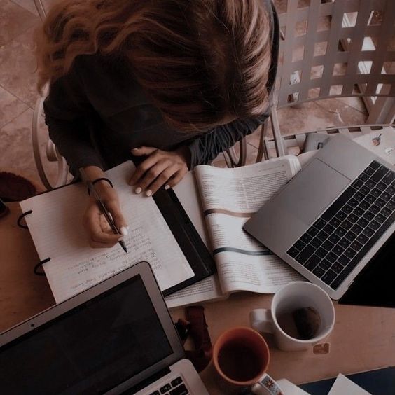 mulher com notebook e café estudando - Faculdade Falcão
